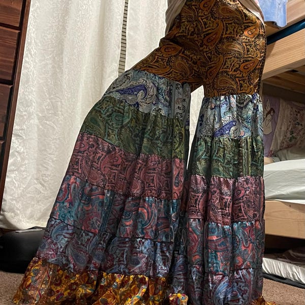 Robe de cocktail dorée et noire longue des années 20 - Retro Verso