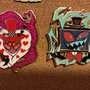 ヴォックス ヴァレンティノ プレイマットPin-Up Vox Valentino Hazbin Hotel - Vox & Valentino Enamel Pin Badge - Etsy
