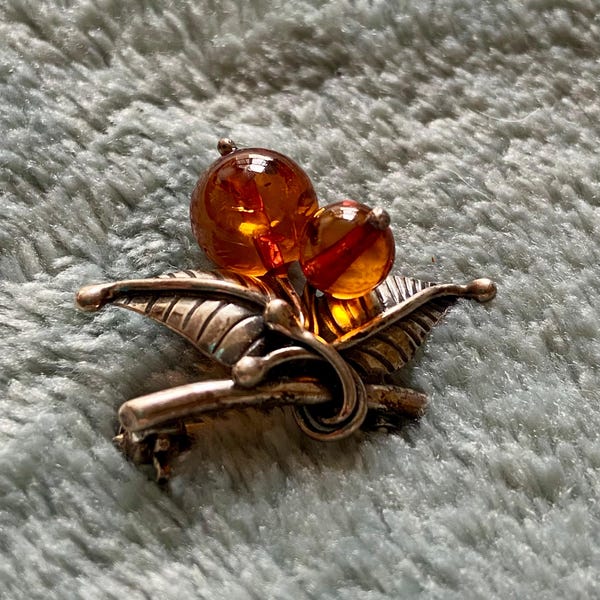 Broche Pellini Milano Rare - Thème "Jackie Et Le Cheval" - Plastique Et Métal Doré - Occasion