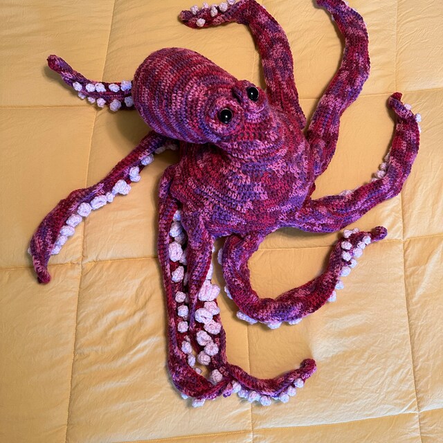 Crafty Intentionsによるリアルなタコのかぎ針編みパターン デジタル