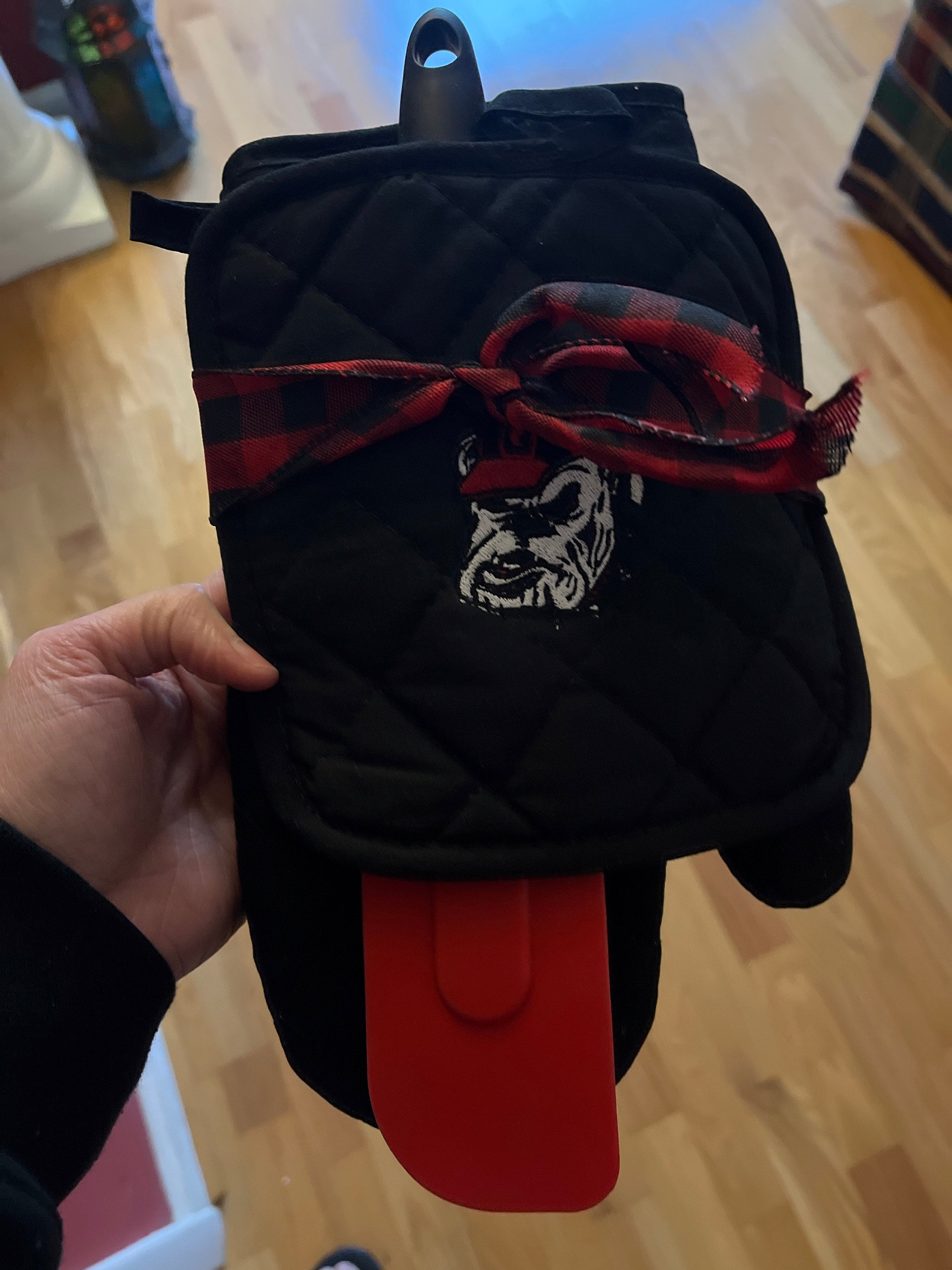 Inspired by Georgia-embroidered  2pc set-1 pot holder-1 oven mitt- choice of Black or Red w/the Dawg or the G *See PICTURES* ships US only