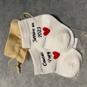 Chaussettes Bébé Personnalisées Annonce Grossesse - Message 'Coucou J'arrive En 2026', Taille 0-6 Mois, Coton | Cadeau Original Pour Famille, Futur Papa