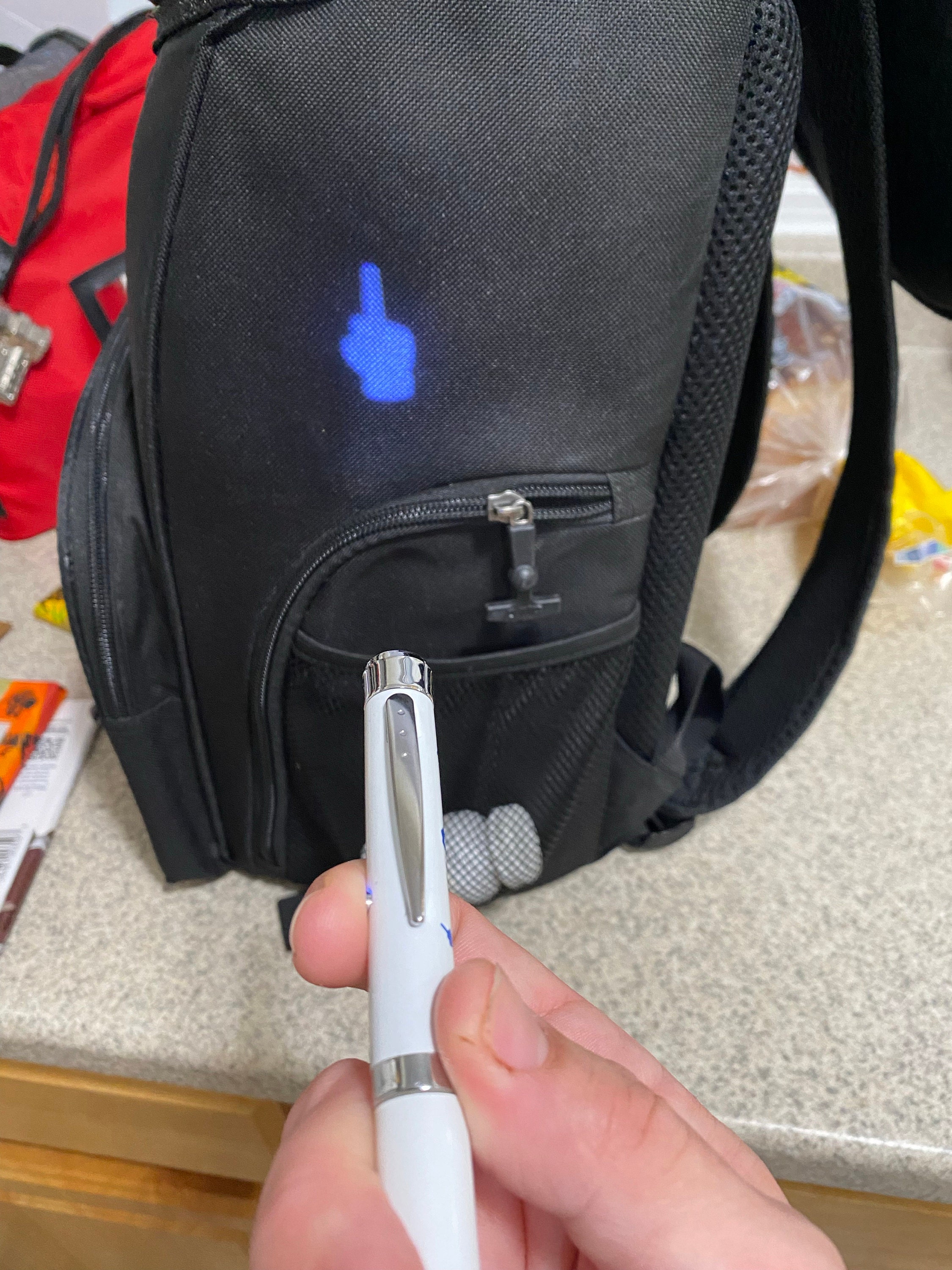 [TEST]Stylo projecteur avec doigt d'honneur, va te faire foutre