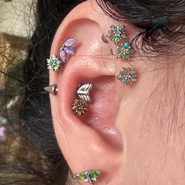 ピアス STONEHENgE 14K Piercing P1396Sparkling 14K Solid Gold CZ Five-Stone Huggie Hoops | Banter