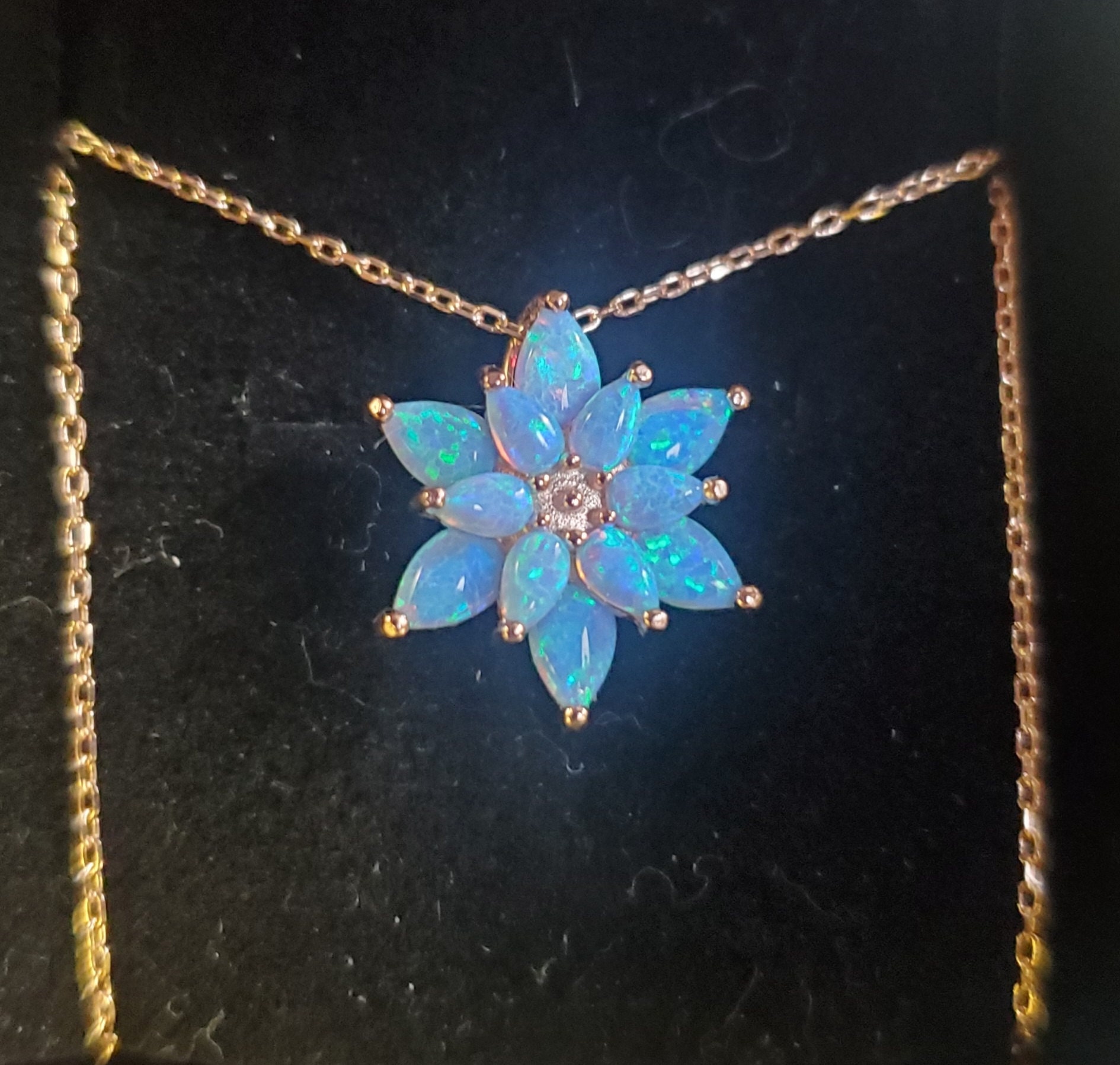 OpalBlumen Halskette, Zierliche Opal Halskette, OpalBlumen Halskette, Weiße Opal Halskette Gold, Muttertagsgeschenk, Brautjungfern Halskette, Geschenk für sie