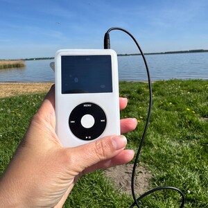 Apple iPod Classic - 第 5 世代、ホワイト + ブラック (3000 mAh