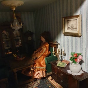 Puppenhaus-Figur 'Viktorianische Dame' – Porzellan, 1:12 Maßstab, Mit Stoffkleidung & Ständer – Sammlerfigur Für Puppenhäuser