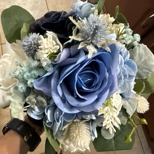 Bouquet da sposa rosa e blu, bouquet da sposa boho, bouquet di fiori da sposa, design con rosa, ranuncolo, ortensia, peonia, dalia, fiori di campo - Italia