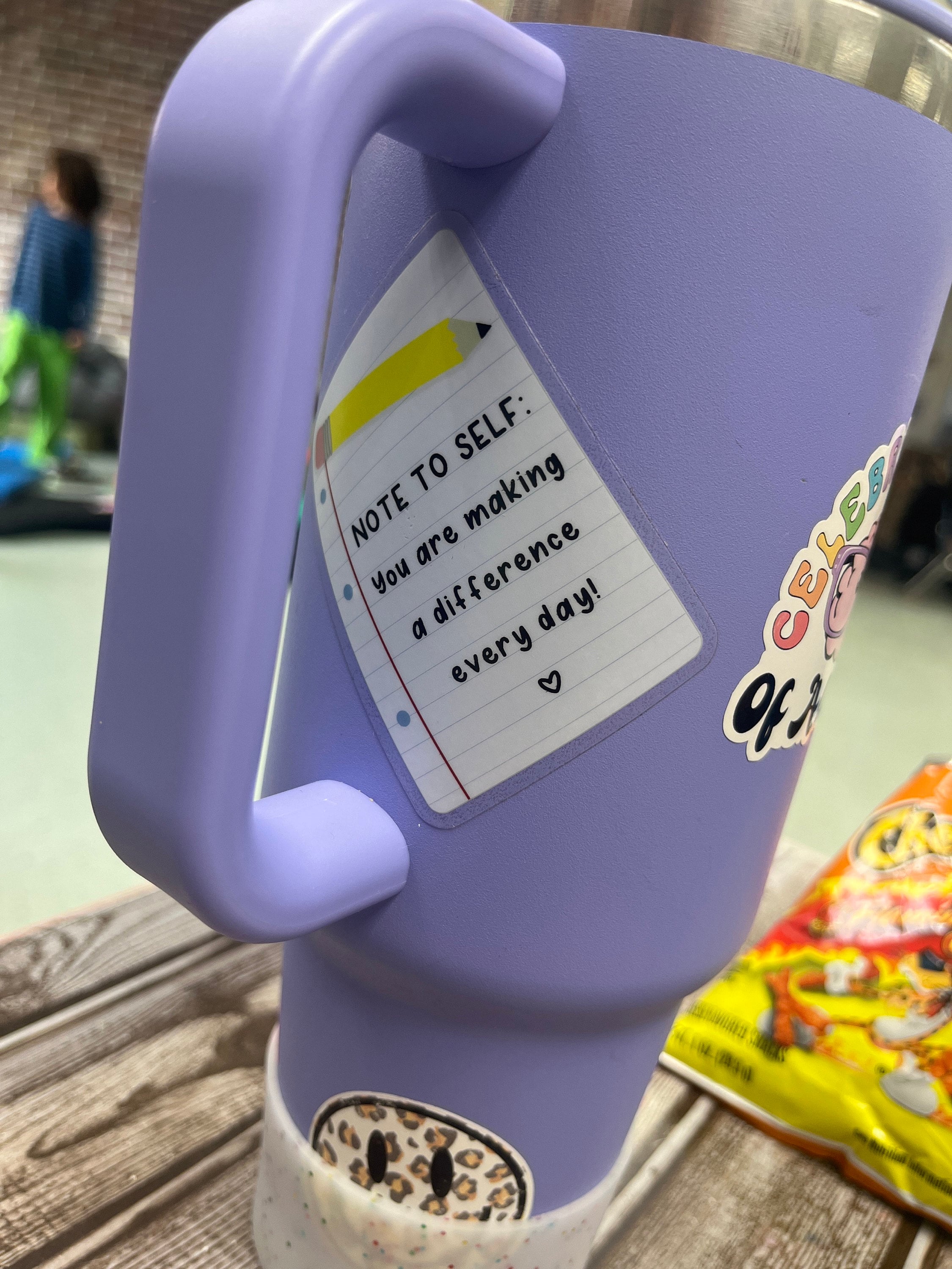 Notiz an mich selbst: Du machst jeden Tag einen Unterschied – Wasserfester Aufkleber mit liniertem Papier und Bleistiftdesign, 3" durchsichtige Wasserflasche + Laptop-Aufkleber