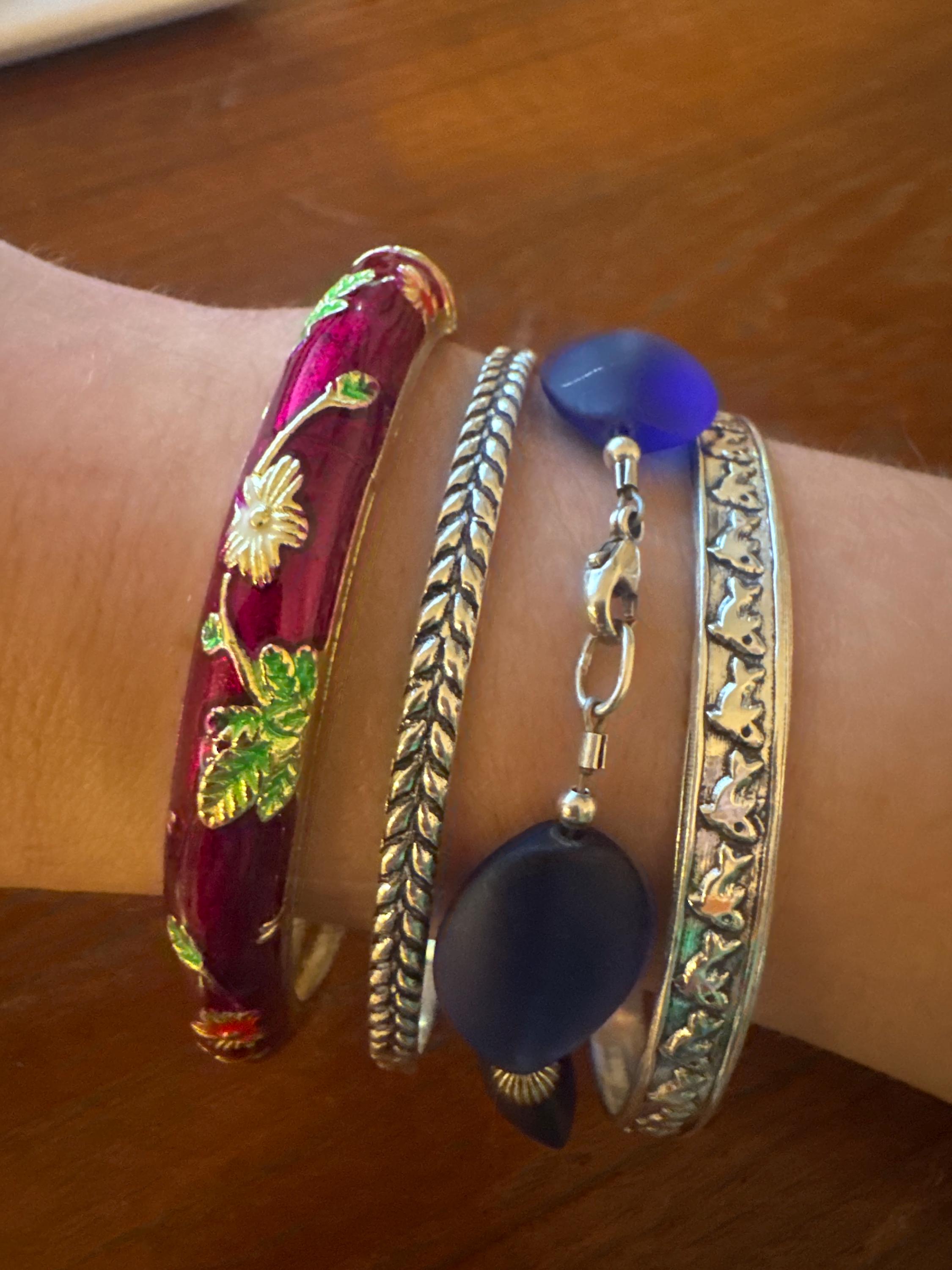 Vintage-Armreif mit Feder und buntem Emaille und kleinem Blumenmuster, Geburtstagsgeschenk, Weihnachtsfeier
