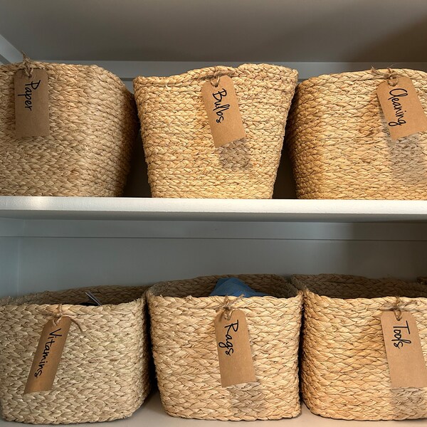 Abeillo 12 stuks mand etiketten clip op set, inclusief 10 stuks keuken clip label houder verwijderbare voorraadkast mand etiketten met 2 stuks zwarte krijtmarker voor opbergbakken organisatiedoos (wit
