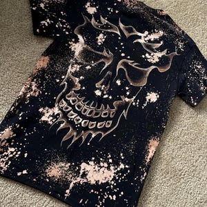 BLEACH×SKULLSHIT Collaboration Tシャツ Amazon.com: Bleach Skull with Graffiti Paint Drips and