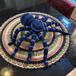 リアルなかぎ針編みのクモのパターン - コスタリカのゼブラニー