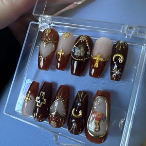 ゴシックプレスオンネイル - 深紅と黒にゴールドの十字架、パール