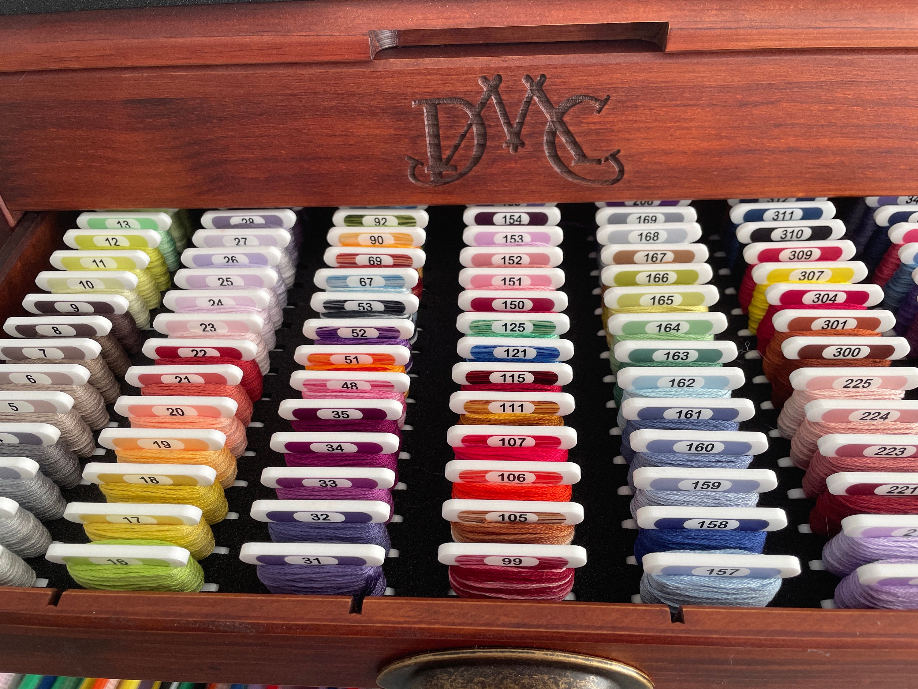 3-mm-Acrylspulen mit aufgedruckter Nummer und Farbmuster für DMC – kleine Sets (nur 84 Spulen – kein Garn enthalten)