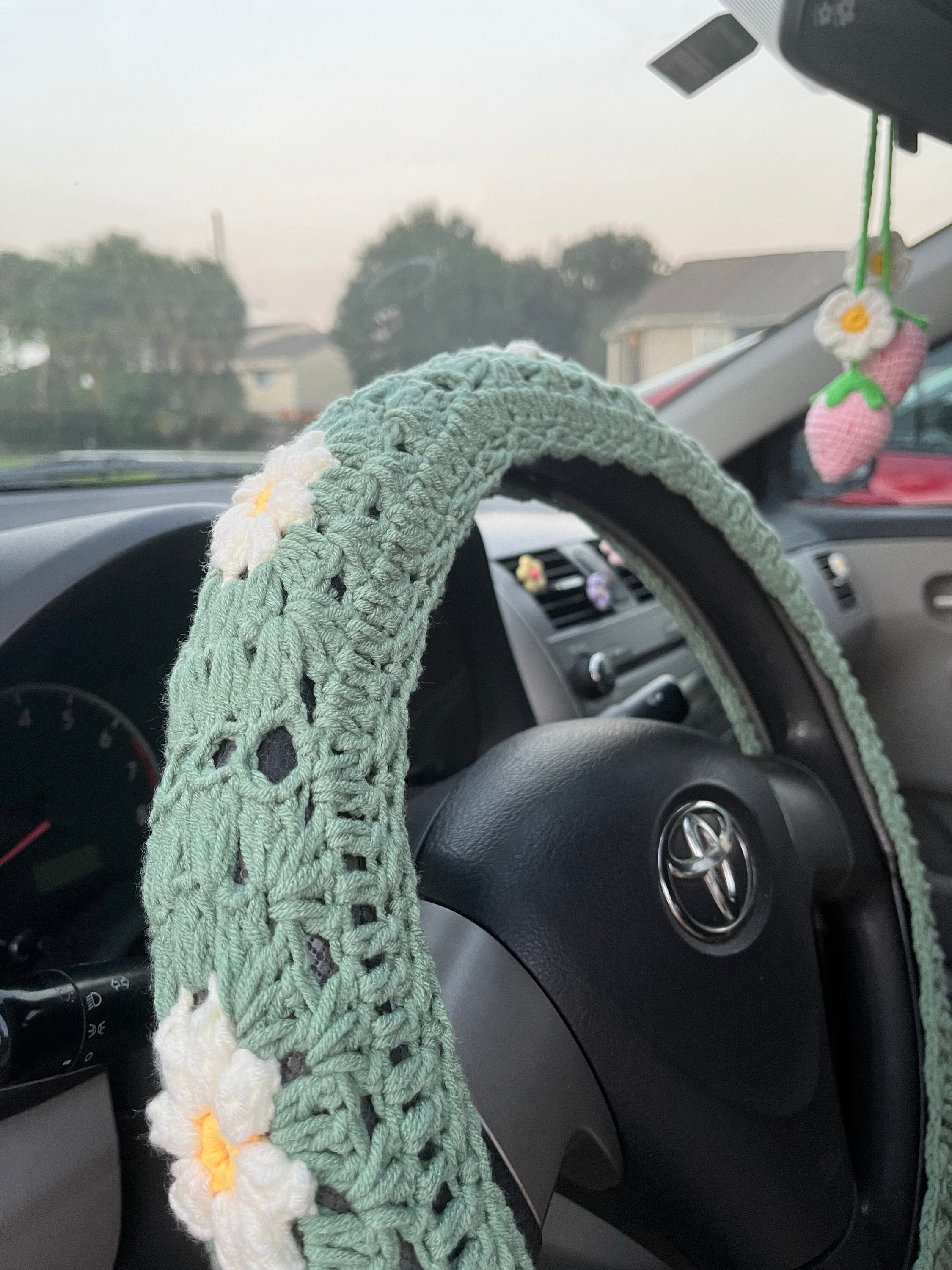 Handgemachte gehäkelte Lenkradhülle für Frauen, süße Daisy Blumen Sicherheitsgurthülle, Auto Interieur Accessoires Dekoration