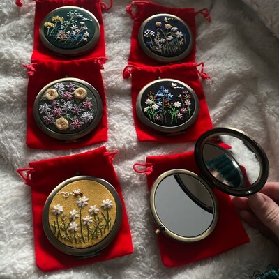 Floral Embroidered Compact Mirror, Collection Sophia: 3. Yellow daisies