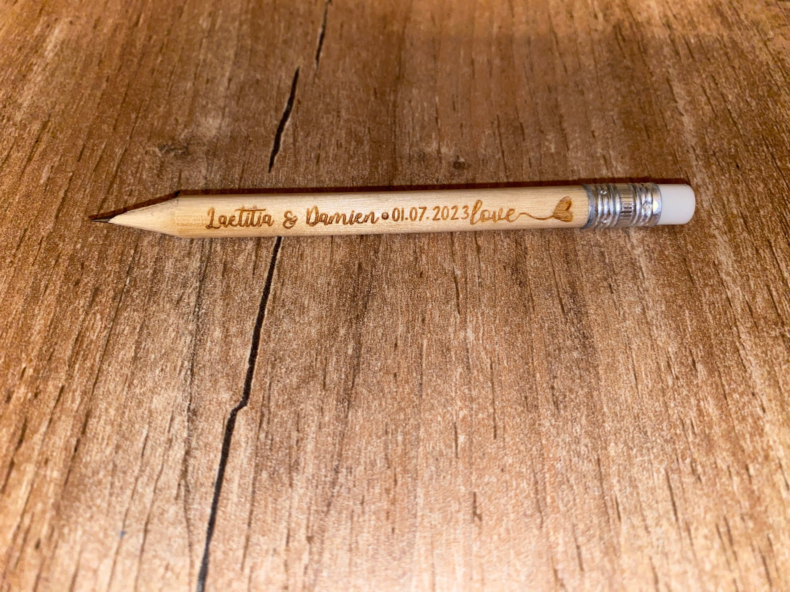 Hochzeitsgeschenke, personalisierte, gravierte rustikale Holzstifte zur Hochzeit. Einzigartige Ideen für Hochzeitsgeschenke für Geschenktüten • AA078