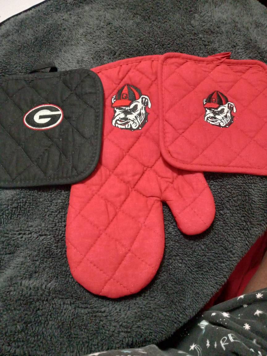 Inspired by Georgia-embroidered  2pc set-1 pot holder-1 oven mitt- choice of Black or Red w/the Dawg or the G *See PICTURES* ships US only
