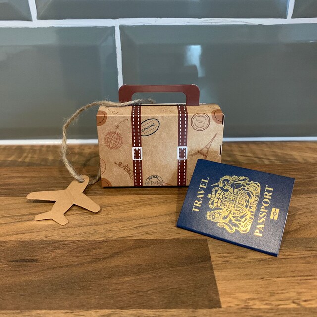 DY Surprse Mn Sutcase Scratch & Mn GOLD Effect Passport Reveal