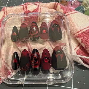 ハートの女王ネイル／手作りの再利用可能なプレスオンネイル／黒と赤の