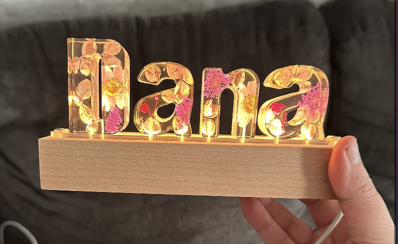 Personalisiertes Nachtlicht mit getrockneten Blumen, personalisierte Buchstabenlampe, personalisierte Nachtlampe mit Namen und getrocknetem Blumenharz, Einzigartiges Geschenk zur Heimdekoration, Geschenk für Mama
