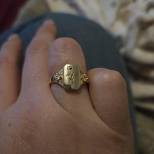 誕生花を組み合わせたリング。パーソナライズされた刻印入り。上品な