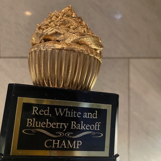 Produktbild von Pokale Fabrikverkauf EBERiX Backpokal 13,5 Cm - Cupcake Trophäe Aus Birkensperrholz Mit Gravurschild Birkensperrholz Pokal Gravur