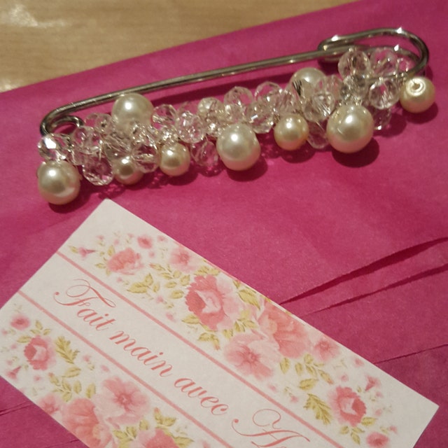 Broche Attache Traine De Robe De Mariée - Bordeaux Et Blanc Cassé, Perles Et Métal Argenté
