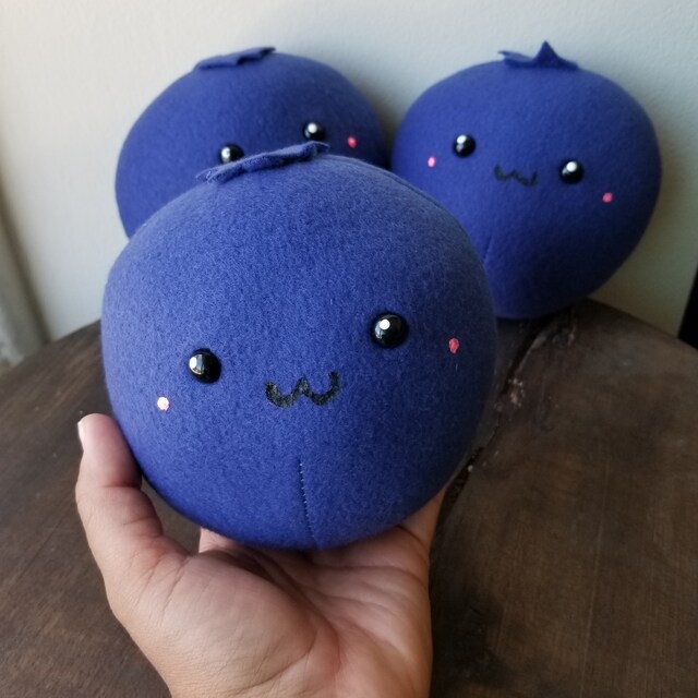 Kawaii Almohada De Peluche De Arándanos (Mediana) – 7×8.5 Pulgadas – Suave Y Decorativa – Ideal Para Abrazar Y Decorar Camas, Sofás Y Coches
