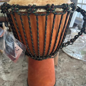 Djembe Para Niños – 20 Cm – Diseño De Jirafa – Hecho A Mano Con Madera De Caoba Y Piel De Cabra – Comercio Justo