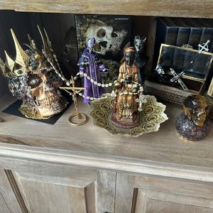 宝石をちりばめたゴシック様式の頭蓋骨聖遺物箱：手作りの不気味な美術