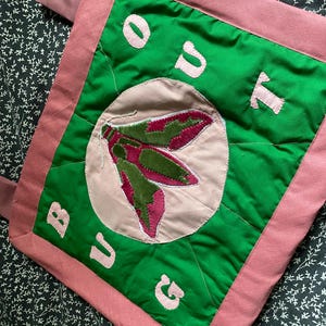 Rosa lade till en bild av sitt köp