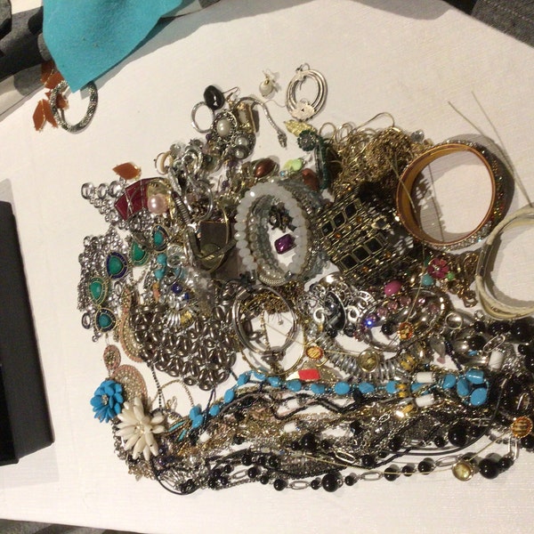 2 Pounds Junk Jewelry Lot Craft Not Wearable Broken Rhinestones 2 Pounds Junk Jewelry Lot Craft Not Wearable Broken Rhinestones