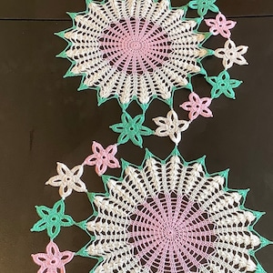 Vends joli chemin de table ancien / vintage au crochet