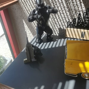 キングコングのフィギュア付きエンパイア・ステート・ビルのレプリカ