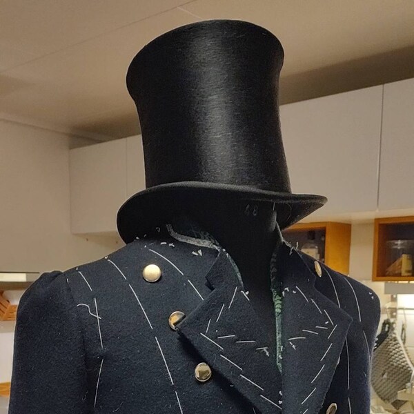 20cm Tall Felt Top Hat With Elasticated Inner – Victorian Gent Fancy Dress Costume Accessory