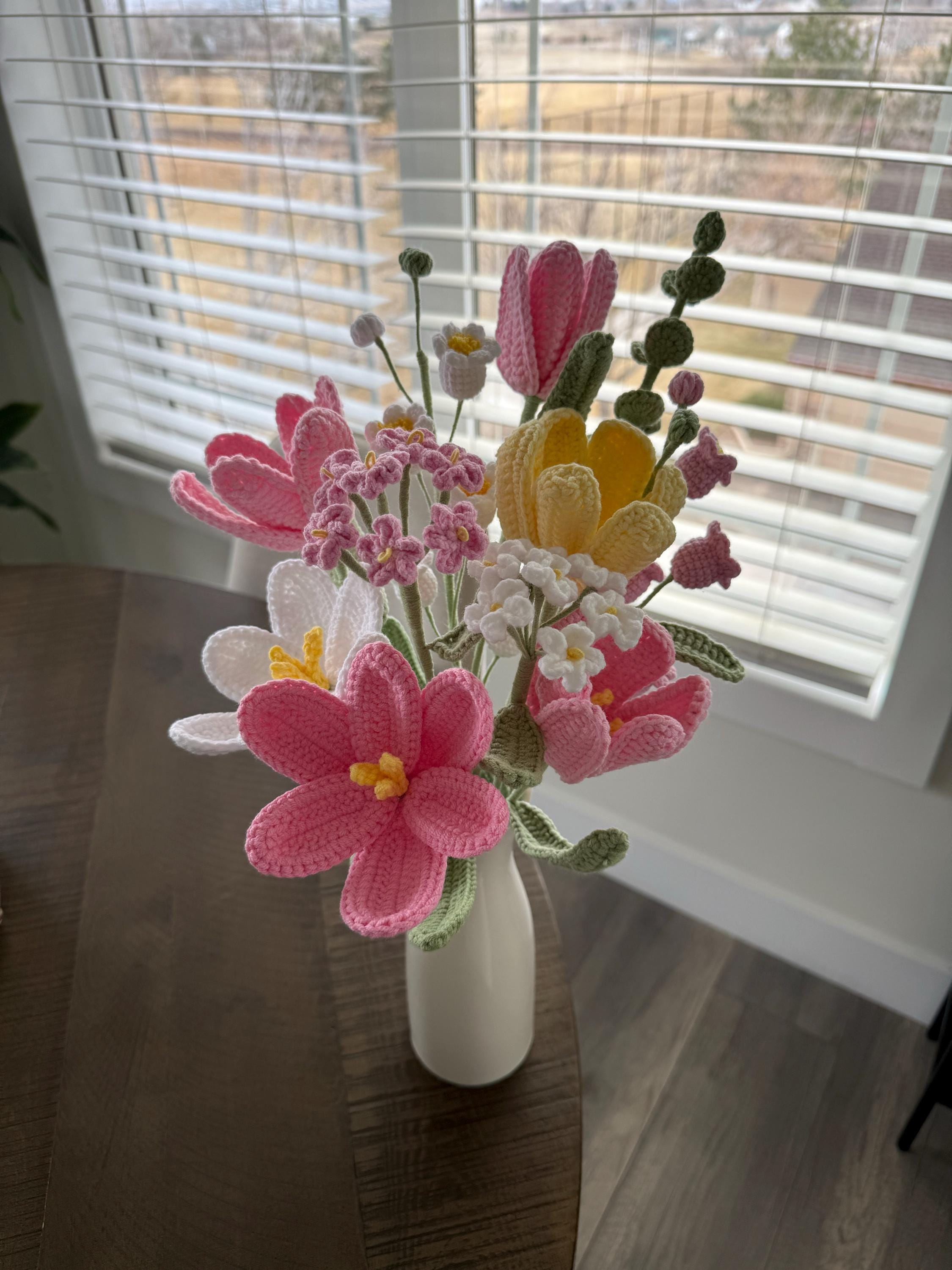 Gehäkelter Blumenstrauß, Tulpe, Rosa, Weiß, Lila, Blau, ewig, Abschluss, Geburtstag, Geschenk für Freundin, Schwester, Freundin, Liebe, Ostern