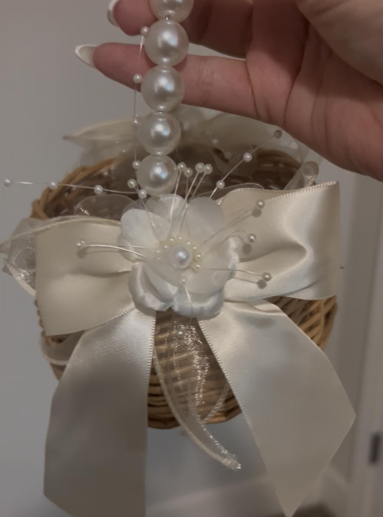 Cute Rattan Flower Girl Baskets with Bows, Flowers And Pearl Handles Set (1pc or 2 pcs) for Summer Boho Country Garden Weddings, In 2 Sizes