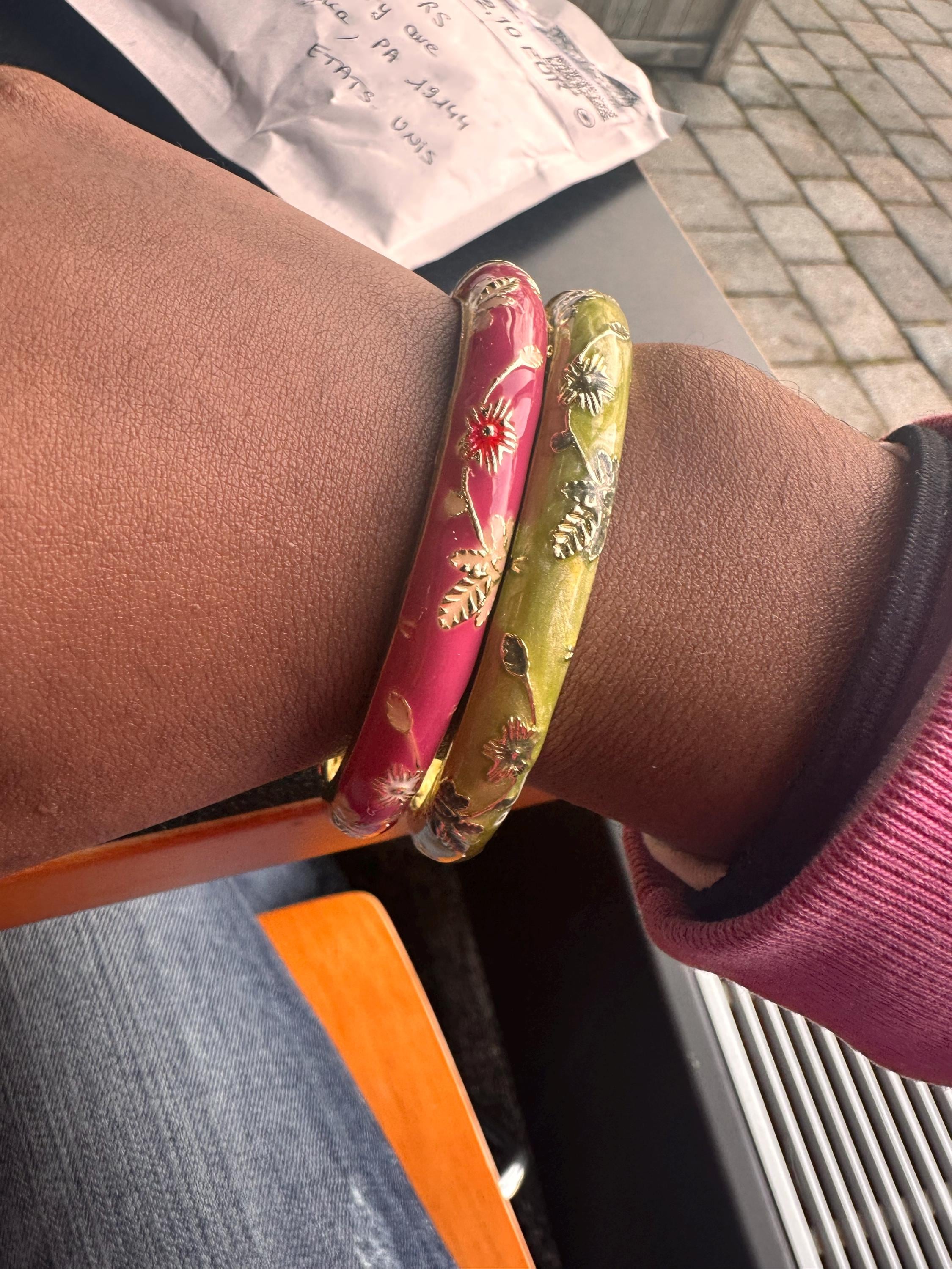 Vintage-Armreif mit Feder und buntem Emaille und kleinem Blumenmuster, Geburtstagsgeschenk, Weihnachtsfeier