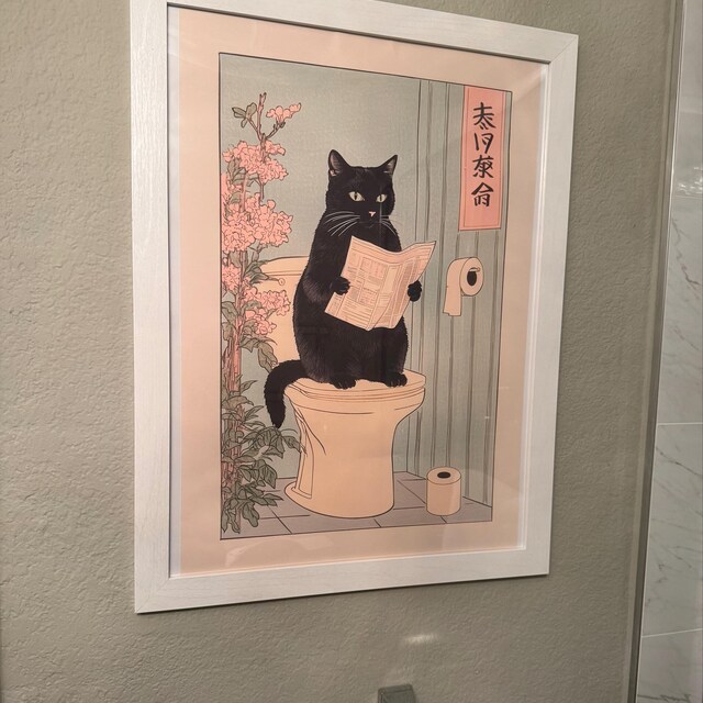 トイレに描かれた日本の黒猫のプリント：面白いバスルームの壁アート