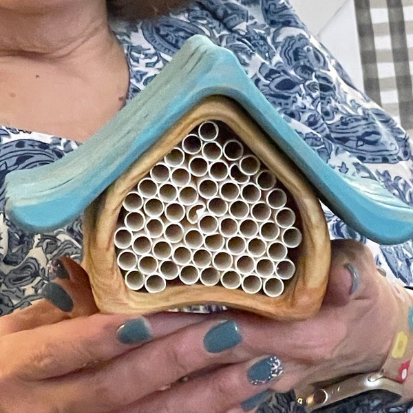 Bee Water Station – 11x7 Cm Insekten-Trinkbecher Aus Harz, Bunt, Handgegossen, Für Bienen & Schmetterlinge – Wetterfest Für Terrasse & Baum
