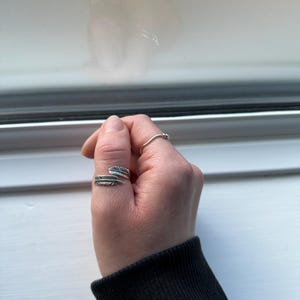 スターリングシルバーのフェザーリング：サイズ調整可能なユニセックス