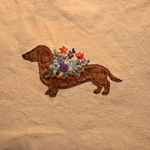 ダックスフンドの刺繍パターン、犬と花柄のデザイン（PDF）＋ボーナス
