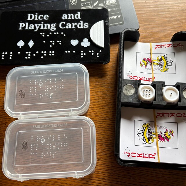 視覚障害者用点字カードキット。ゲームナイトや旅行用にセットされて