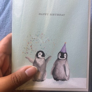 Biglietto di auguri di buon compleanno a forma di pinguino: animale da festa disegnato a mano - Italia