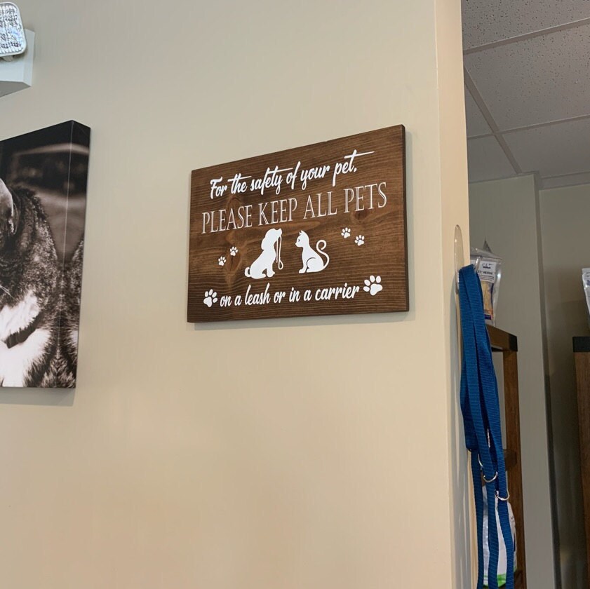 Keep all pets on a leash. Veterinary clinic decor. Vet office sign