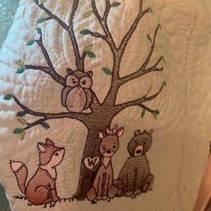 Animales del bosque con diseño de bordado de árboles solamente ...