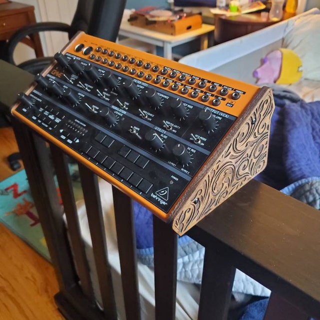 Behringer Crave スタンド ソリッド ウォルナット 2 ポジション Behringer Crave スタンド ソリッド ウォルナット 2 ポジション