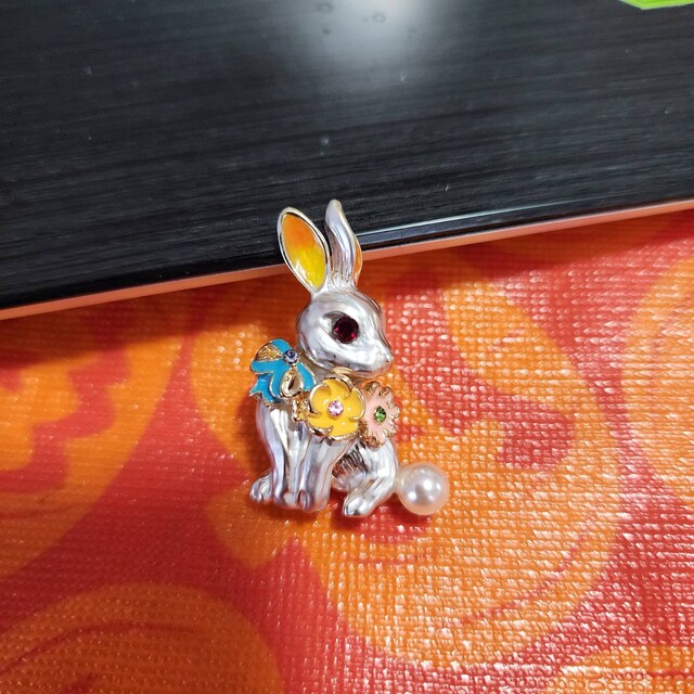 Rabbit Brooch, Vintage Bunny Brooch, White Rabbit, Alice in